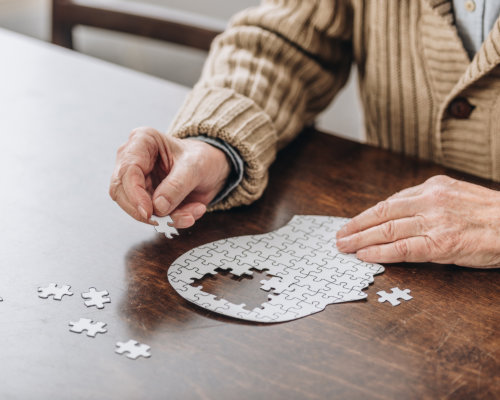 Mann baut ein Puzzle, um sein Gedächtnis zu verbessern