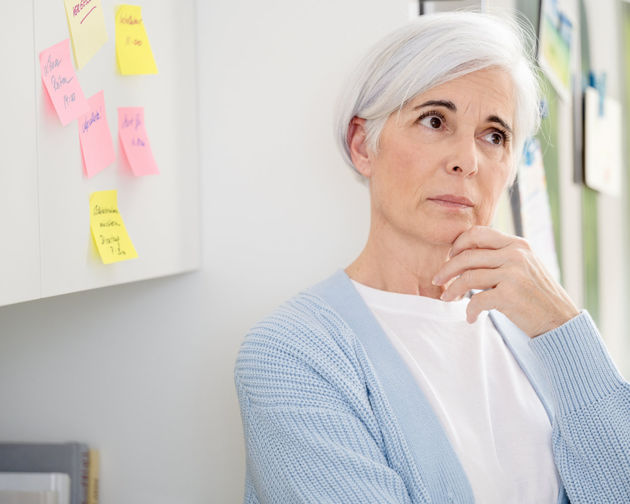 Nachdenkliche Frau, die sich Gedanken über ihr schlechtes Gedächtnis macht